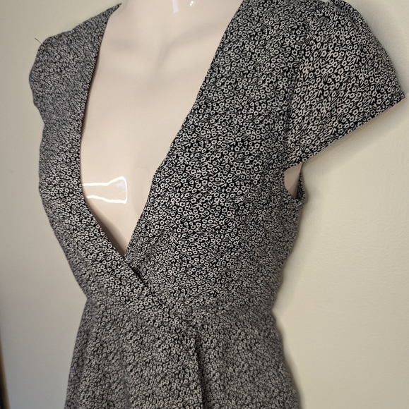 UO KIMCHI BLUE ditsy floral romper one piece outfit xs 0 black white - Picture 7 of 16